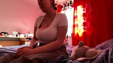 Mia online show from April 21, 2:24 pm