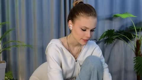 jenifercloudy online show from June 22, 12:34 pm
