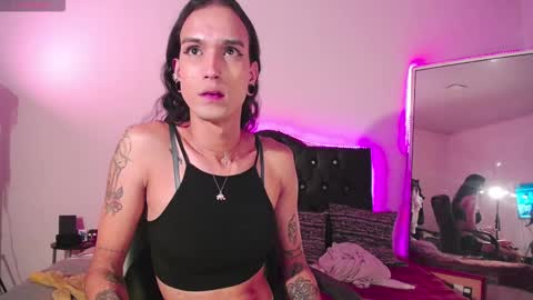 Joa Isaza     online show from November 20, 4:55 am