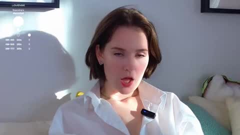 Snapshot of joancrumpton chatting on October 21, 2:16 am Alice in the country of dreams online show from October 21, 2:16 am