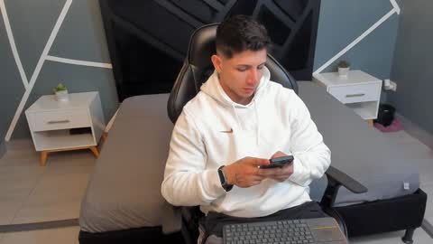 Johan Williams online show from December 24, 4:11 am