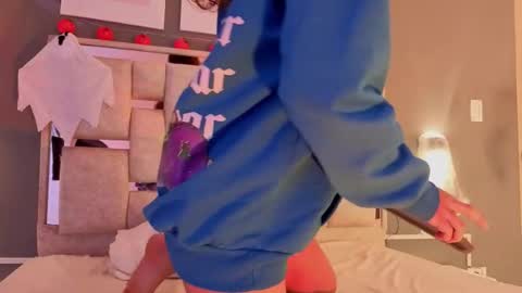 Snapshot of jolie_lov chatting on September 30, 1:54 pm jolie_lov online show from September 30, 1:54 pm