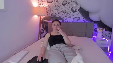 Josephine online show from April 3, 2:13 pm