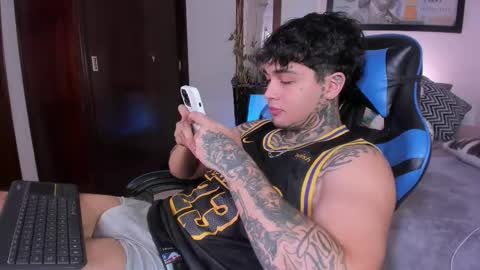 juan_alvarez18 online show from November 20, 5:32 pm