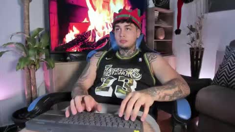 juan_alvarez18 online show from December 4, 3:06 am