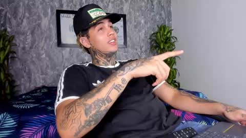 juan_alvarez18 online show from February 18, 4:15 am