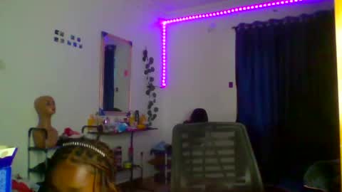 Snapshot of juicy_pussy1122 chatting on October 4, 8:23 am Emily online show from October 4, 8:23 am