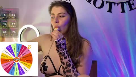juli_m00n online show from May 9, 7:09 pm