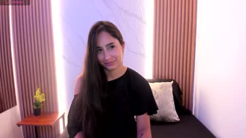 J U L IA   M A R T I N E Z online show from February 10, 11:46 am