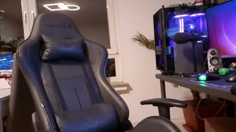 julia_official online show from January 13, 9:00 pm