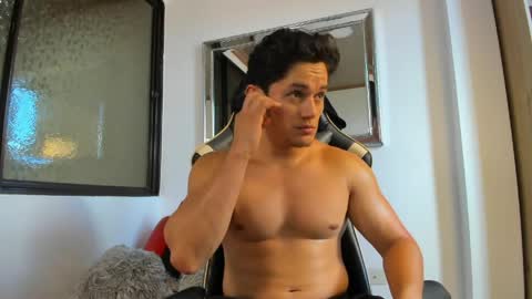 julian_wallace online show from April 11, 7:29 pm