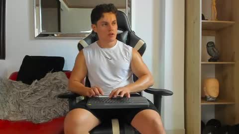 julian_wallace online show from April 30, 7:52 pm