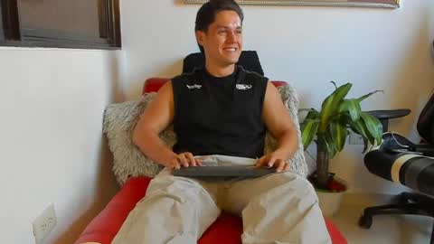 julian_wallace online show from May 4, 9:21 pm