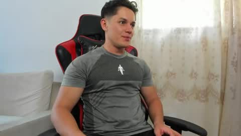 julian_wallace1 online show from July 7, 5:28 pm