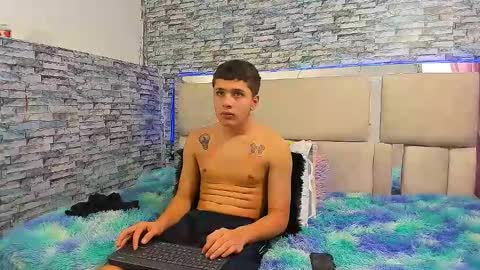 Snapshot of julian_wolf18 chatting on October 23, 5:36 pm julian online show from October 23, 5:36 pm
