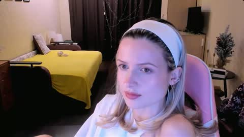 Julie online show from November 28, 3:52 pm