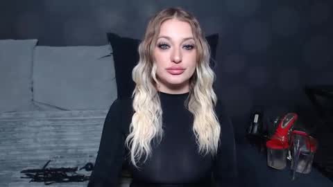 julia online show from May 13, 6:12 am