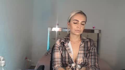 Snapshot of julieta__fox_ chatting on February 23, 2:18 am julieta__fox_ online show from February 23, 2:18 am