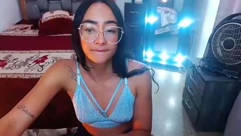 Snapshot of julieta_art1 chatting on February 20, 2:18 am julieta art1 online show from February 20, 2:18 am