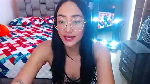 Snapshot of julieta_art1 chatting on October 28, 12:44 am julieta art1 online show from October 28, 12:44 am