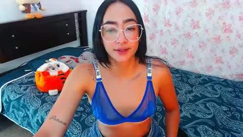 Snapshot of julieta_art1 chatting on January 14, 10:44 pm julieta art1 online show from January 14, 10:44 pm