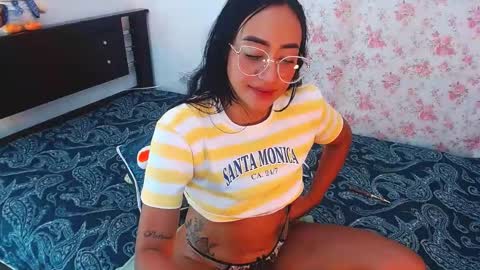 Snapshot of julieta_art1 chatting on December 16, 12:04 am julieta art1 online show from December 16, 12:04 am