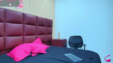 julietakane online show from November 12, 6:38 am