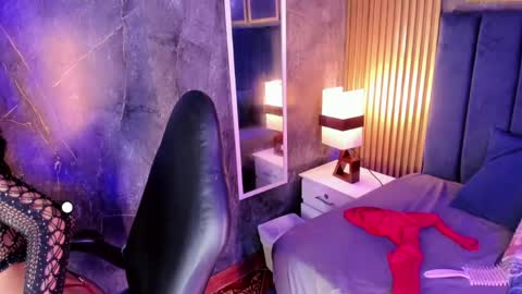   J U L L I E T A F O X   online show from April 18, 6:26 am