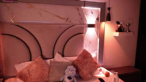 jullianapriv_ online show from April 20, 2:42 pm