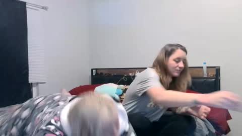 Kai Em and Abs online show from February 3, 4:25 am