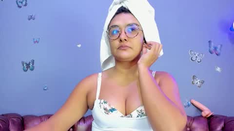 kaira_mosse_ online show from December 3, 11:44 am