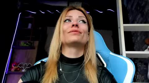 karoline121 online show from March 18, 5:46 am