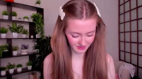 Snapshot of kate_cuddle chatting on October 2, 3:05 am Kate online show from October 2, 3:05 am
