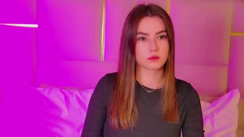 katiereeves online show from November 17, 5:04 pm