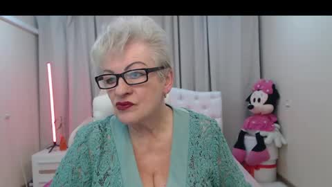 kaylesmoll online show from April 21, 7:10 pm