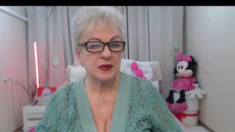 kaylesmoll online show from April 14, 7:06 pm