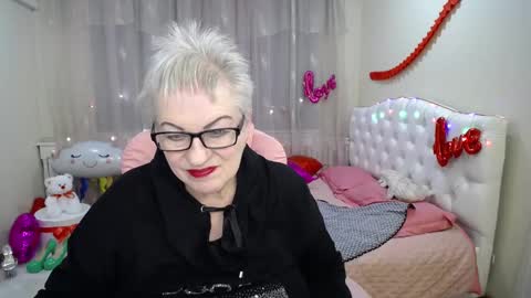 kaylesmoll online show from February 19, 3:28 am