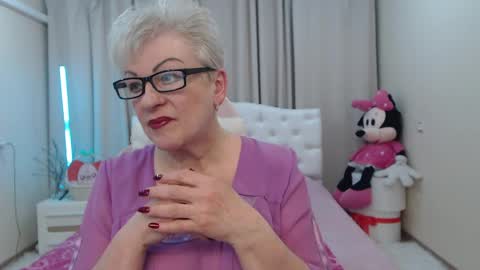 kaylesmoll online show from March 31, 7:03 pm