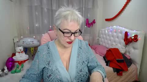 kaylesmoll online show from February 19, 7:37 pm