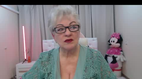 kaylesmoll online show from April 18, 7:07 pm