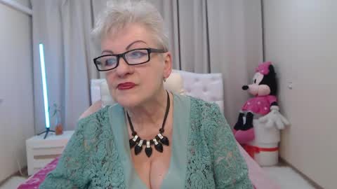 kaylesmoll online show from May 12, 6:39 pm