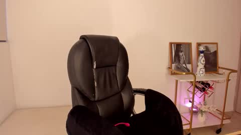 kendra  Benz online show from December 18, 12:00 pm