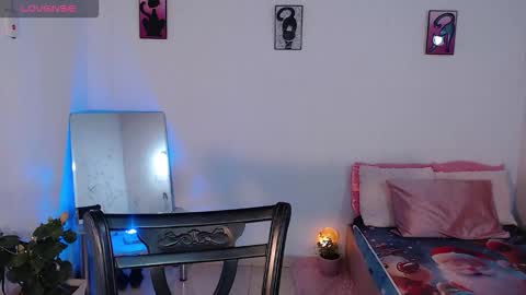 Mia  online show from December 1, 5:11 pm