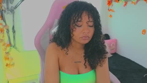 Snapshot of keyla_roberts_ chatting on October 16, 5:12 pm Adhara. Help me reach 100 likes online show from October 16, 5:12 pm