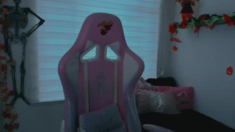 Snapshot of keyla_roberts_ chatting on October 18, 7:18 pm Adhara. Help me reach 100 likes online show from October 18, 7:18 pm