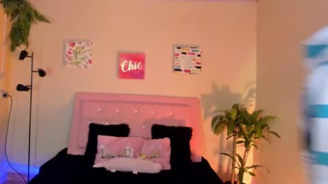 Snapshot of keyla_roberts_ chatting on February 26, 9:33 am Adhara. Help me reach 100 likes online show from February 26, 9:33 am