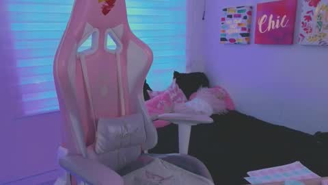 Snapshot of keyla_roberts_ chatting on September 25, 8:49 pm Adhara. Help me reach 100 likes online show from September 25, 8:49 pm