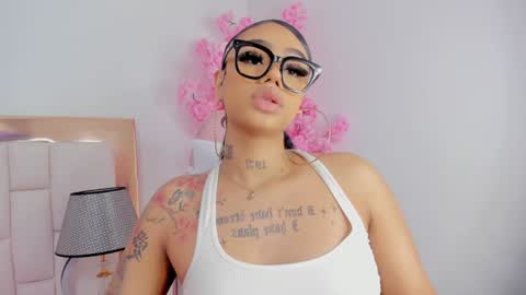 Khelany Isyy  online show from February 8, 9:15 pm