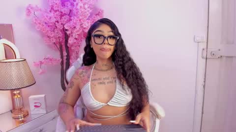 Khelany Isyy  online show from March 11, 1:05 am