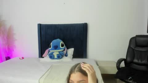 kim_tyler_ online show from May 26, 7:20 pm